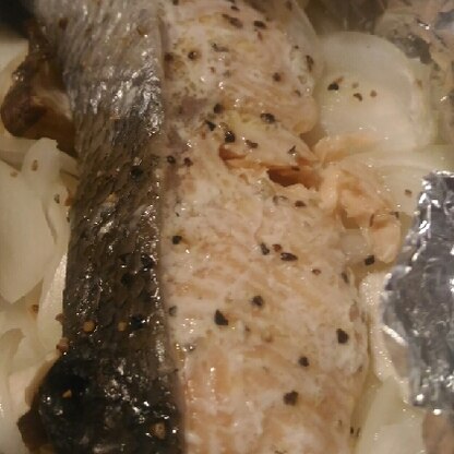 美味しそうな生鮭を買ったのでホイル焼きにしました。鮭がふんわり柔らかく、そしてバターの風味が染み込んでいて、とても美味しく頂けました。